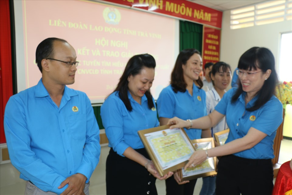 Đồng chí Lê Thị Kim Chi, Phó Chủ tịch Liên đoàn đoàn Lao động tỉnh Trà Vinh, trao giải thưởng cho các thí sinh đạt giải của cuộc thi trực tuyến tìm hiểu kiến thức pháp luật. Ảnh: Trí Dũng