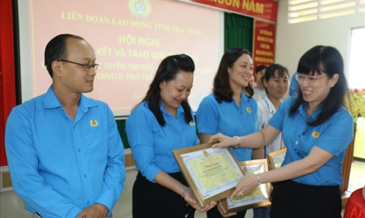Đồng chí Lê Thị Kim Chi, Phó Chủ tịch Liên đoàn đoàn Lao động tỉnh Trà Vinh, trao giải thưởng cho các thí sinh đạt giải của cuộc thi trực tuyến tìm hiểu kiến thức pháp luật. Ảnh: Trí Dũng