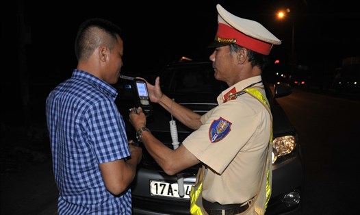 Lực lượng cảnh sát giao thông kiểm tra nồng độ cồn với các tài xế. Ảnh: M.Hải.