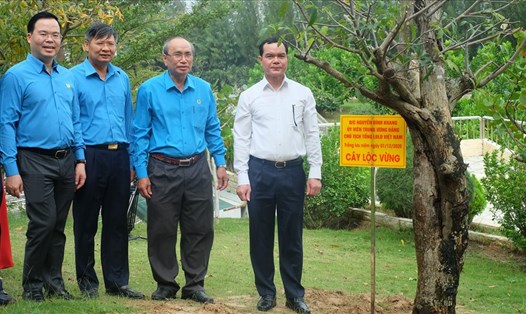 Đồng chí Nguyễn Đình Khang - Ủy viên Trung ương Đảng, Chủ tịch Tổng LĐLĐ VN trồng cây lộc vừng lưu niệm tại Khu tưởng niệm chiến sĩ Gạc Ma. Ảnh: Nhiệt Băng