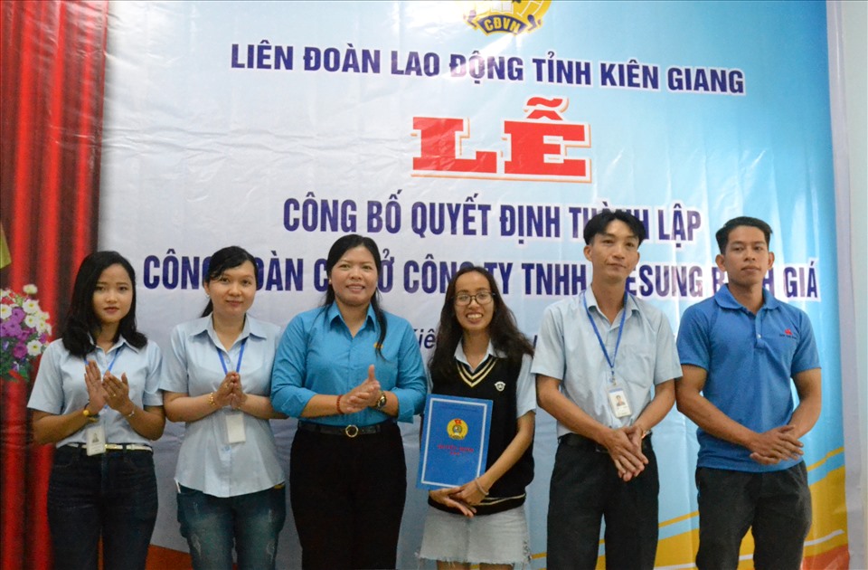 Phó Chủ tịch LĐLĐ Kiên Giang Nguyễn Thị Hoàn Xuân trao Quyết định công nhận Ban chấp hành CĐCS Công ty TNHH Reasung Rạch Giá. Ảnh: Lục Tùng
