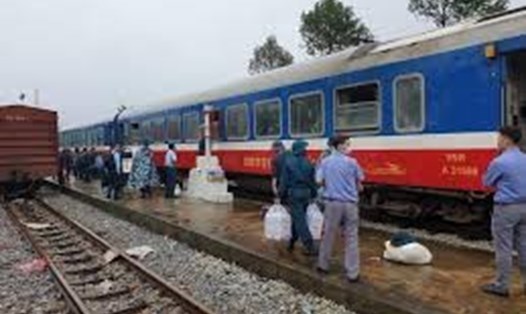 Mưa lũ tại khu vực Nam Trung Bộ khiến đường sắt Bắc - Nam bị tê liệt. Ảnh VNR