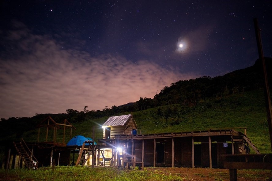 36 du khách du lịch tự do ở Khánh Sơn vừa nối lại liên lạc sau gần 2 ngày "mất tích" do lũ chia cắt đường. Ảnh: Văn Nhuận