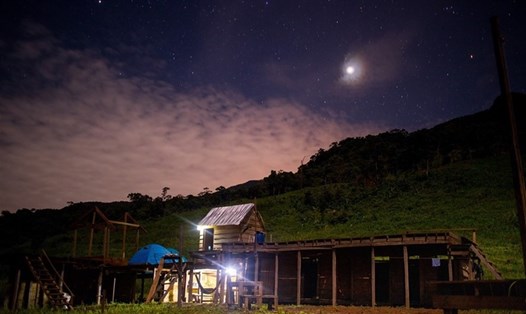 36 du khách du lịch tự do ở Khánh Sơn vừa nối lại liên lạc sau gần 2 ngày "mất tích" do lũ chia cắt đường. Ảnh: Văn Nhuận