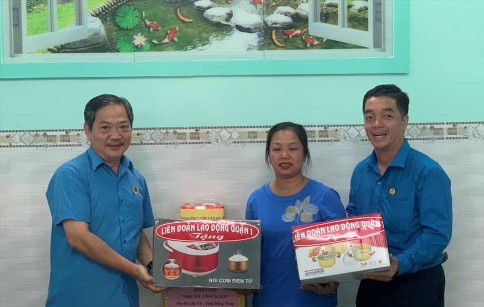 Đại diện LĐLĐ TPHCM và LĐLĐ quận 1 trao quà cho chị Nguyễn Thị Minh Hiền. Ảnh: LĐLĐ quận 1 cung cấp