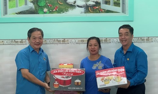 Đại diện LĐLĐ TPHCM và LĐLĐ quận 1 trao quà cho chị Nguyễn Thị Minh Hiền. Ảnh: LĐLĐ quận 1 cung cấp