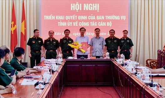 Đồng chí Đỗ Thanh Bình (cầm hoa), Bí thư Tỉnh ủy Kiên Giang tham gia Ban Chấp hành, Ban Thường vụ và giữ chức Bí thư Đảng ủy Quân sự tỉnh nhiệm kỳ 2020-2025.
