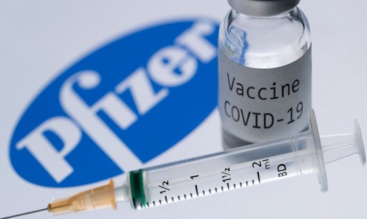 Vaccine COVID-19 của Pfizer và BioNTech đang trình xin cấp phép ở Châu Âu. Ảnh: AFP.