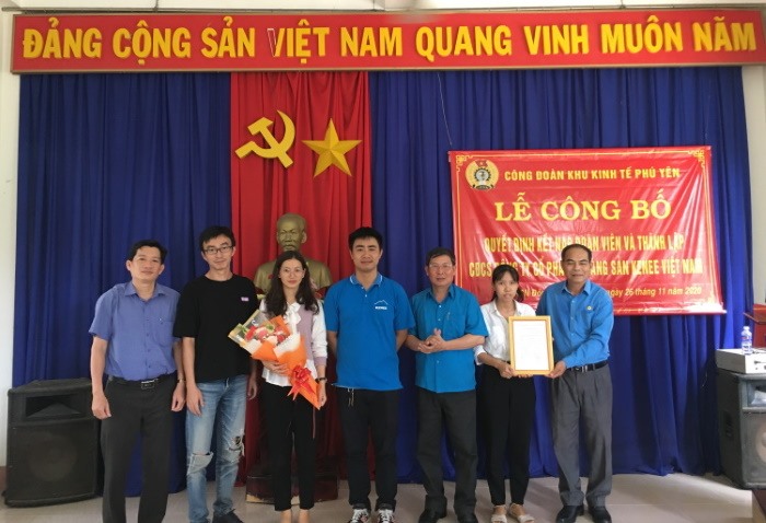 Lãnh đạo LĐLĐ tỉnh Phú Yên trao quyết định và tặng hoa Ban chấp hành lâm thời CĐCS Công ty Cổ phần Khoáng sản KENEE. Ảnh: Thanh Trúc