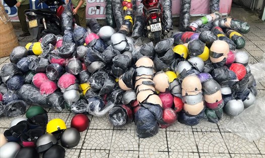 Hàng trăm chiếc mũ bảo hiểm giả nhãn hiệu Nón Sơn bị lực lượng quản lý thị trường bắt giữ. Ảnh: QLTT