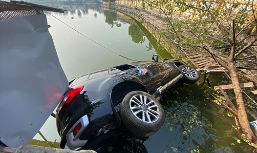 Hiện trường vụ xe ôtô mất lái lao xuống hồ ở Hà Nội. Ảnh: H.Quang