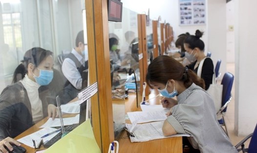 Người lao động nộp hồ sơ Bảo hiểm thất nghiệp tại Trung tâm Dịch vụ việc làm Hà Nội. Ảnh minh hoạ ANH THƯ