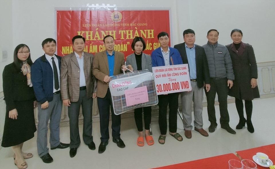 Ông Lê Đức Thọ - Phó Chủ tịch Liên đoàn Lao động tỉnh trao tiền từ Quỹ "Mái ấm công đoàn" và tặng quà cho gia đình chị Thủy. Ảnh: Yên Thế
