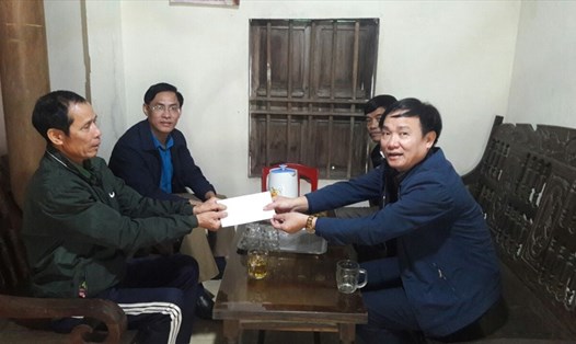 Trao tiền hỗ trợ cho gia đình công nhân Nguyễn Minh Đức bị thương trong vụ sạt lở Thủy điện Rào Trăng 3. Ảnh: CĐ