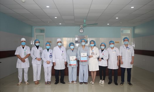 Tập thể y - bác sĩ Bệnh viện Đa khoa tỉnh Thanh Hoá bên 2 bệnh nhân được ghép thận thành công. Ảnh: Thanh Dung
