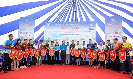 Trao hoa và cờ lưu niệm cho các đoàn tham dự Lễ Khai mạc Hội thao CNVCLĐ Ảnh: Công đoàn Bình Thuận
