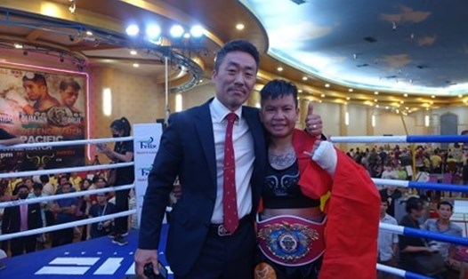 Ông Kim Sang-bum (trái) góp công lớn khi giúp boxing Việt Nam có tay đấm nữ đầu tiên vô địch WBO Châu Á - Thái Bình Dương. Ảnh: Nguyễn Đăng