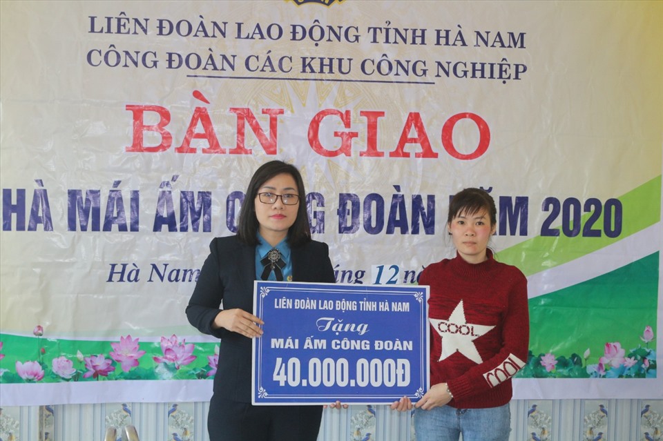 Bà Vũ Thị Minh Phượng - Chủ tịch Công đoàn các Khu công nghiệp tỉnh Hà Nam - trao tiền hỗ trợ tới chị Luyến. Ảnh: CĐ các KCN tỉnh Hà Nam.