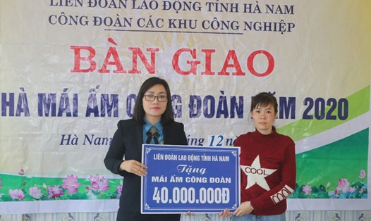 Bà Vũ Thị Minh Phượng - Chủ tịch Công đoàn các Khu công nghiệp tỉnh Hà Nam - trao tiền hỗ trợ tới chị Luyến. Ảnh: CĐ các KCN tỉnh Hà Nam.