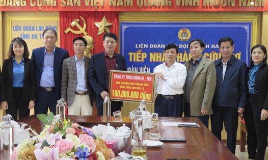 Đại diện Công ty Than Uông Bí trao hỗ trợ thông qua LĐLĐ Hà Tĩnh. Ảnh: Mai Anh.
