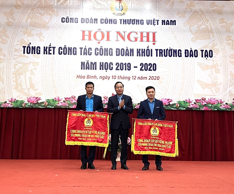 Ông Trần Quang Huy, Uỷ viên Đoàn Chủ tịch Tổng LĐLĐVN, Chủ tịch Công đoàn Công Thương Việt Nam trao Cờ thi đua cho các tập thể, cá nhân. Ảnh: Thuỳ Linh