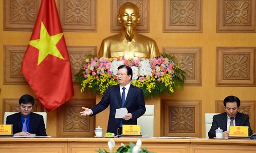 Phó Thủ tướng Chính phủ Trịnh Đình Dũng phát biểu tại buổi làm việc. Ảnh Triều Dương