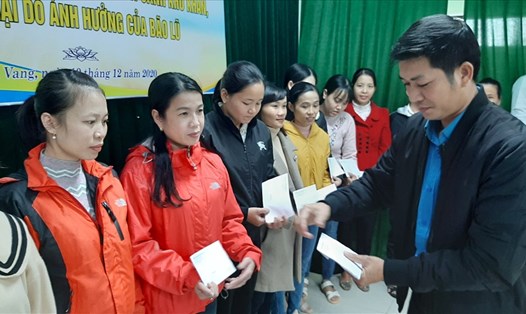 Ông Ngô Trọng Phi - Phó Chủ tịch LĐLĐ huyện Phú Vang trao quà cho đoàn viên, người lao động. Ảnh: Đình Phô.