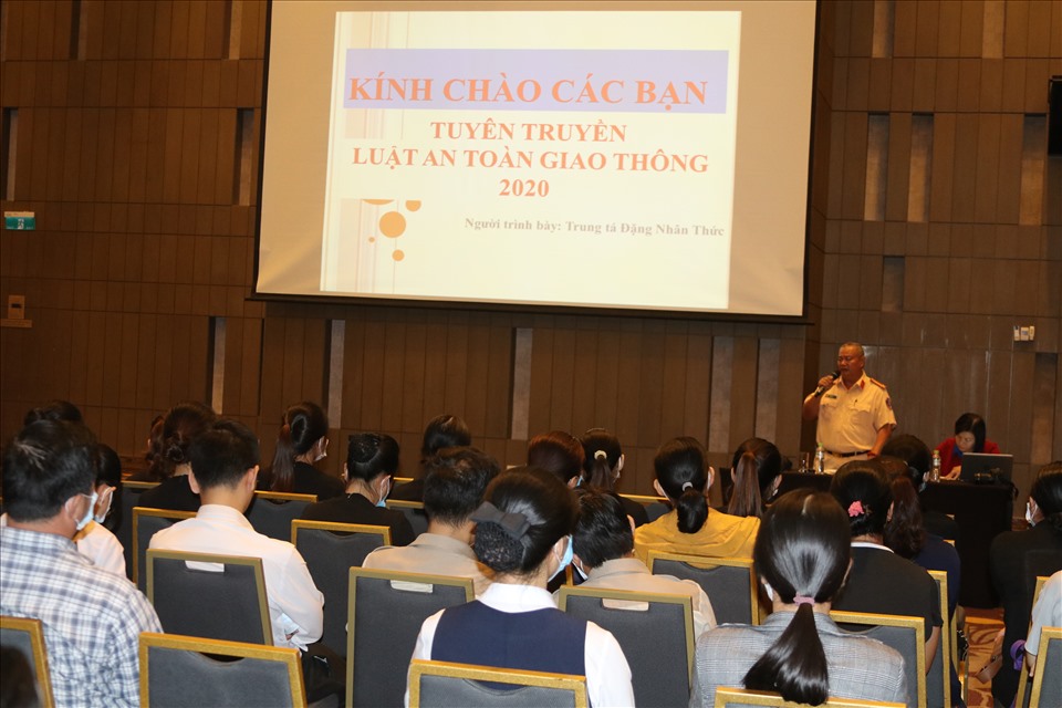 Tuyên truyền về an toàn giao thông cho người lao động làm việc tại doanh nghiệp du lịch ở Khánh Hòa. Ảnh: Phương Linh