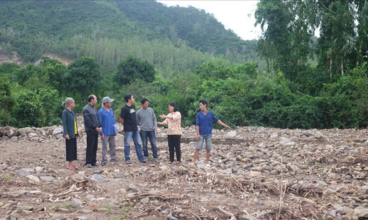 Người dân thôn Phước Hạ (xã Phước Đồng, TP.Nha Trang) hết sức lo lắng, bức xúc về nạn đào núi, phân lô, xây dựng tường trái phép. Ảnh: Nhiệt Băng