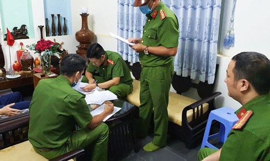 Lực lượng chức năng khám nhà một bị can liên quan đến vụ án “Thiếu trách nhiệm gây hậu quả nghiêm trọng" xảy ra tại Sở Y tế Đắk Lắk. Ảnh: T.X