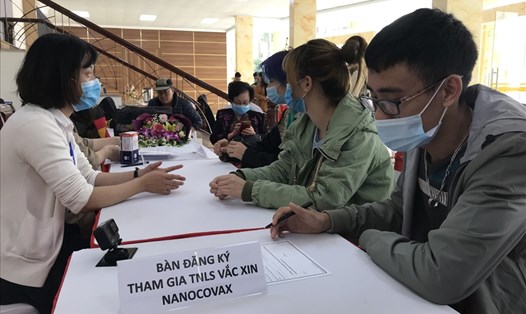 Các tình nguyện viên đầu tiên đăng ký tiêm thử nghiệm vaccine COVID-19 do Việt Nam sản xuất (ảnh chụp chiều 10.12). Ảnh: Thùy Linh
