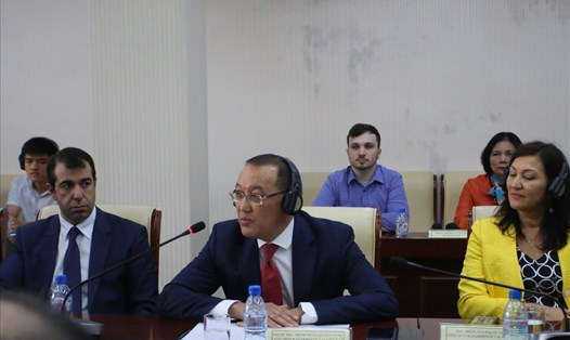 Đại sứ đặc mệnh toàn quyền Cộng hòa Kazakhstan tại Việt Nam Yerlan Baizhanov (giữa) chia sẻ tại sự kiện ra mắt sách “Những lời răn của Abai”. Ảnh: Thanh Hà