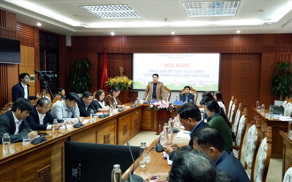 UBND tỉnh và LĐLĐ tỉnh Quảng Nam tổ chức hội nghị đánh giá kết quả phối hợp năm 2020. Ảnh: Thanh Chung