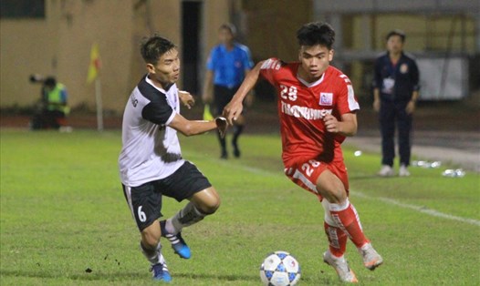 Đối thủ đầu tiên của chủ nhà Khánh Hoà (trắng) tại U21 Quốc gia là U21 CAND. Ảnh: Thanh Vũ