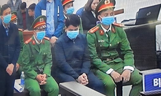 Cựu Chủ tịch UBND TP Hà Nội, ông Nguyễn Đức Chung (ngồi giữa, hàng đầu) tại toà. Ảnh chụp qua màn hình.