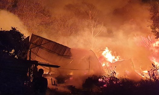 Hỏa hoạn ở cơ sở sản xuất pallet tại Bình Dương khiến nhiều nhà dân bị uy hiếp. Ảnh: Dương Bình