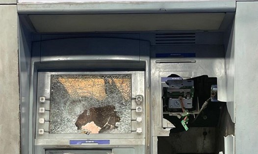 Trụ ATM bị nam thanh niên đập vỡ vì rút không đủ tiền. Ảnh:Công an cung cấp