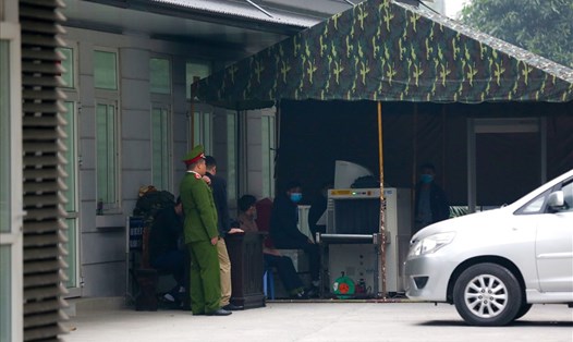 An ninh trước cửa phòng xét xử cựu Chủ tịch UBND TP Hà Nội - ông Nguyễn Đức Chung. Ảnh: V.Dũng.