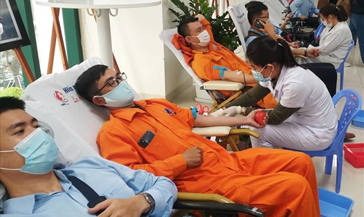 450 cán bộ công nhân EVNCPC hiến máu nhân đạo. Ảnh: Thuỳ Trang