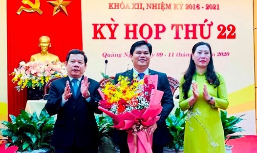 Ông Trần Phước Hiền (đứng giữa) được bầu làm Phó Chủ tịch UBND tỉnh Quảng Ngãi. Ảnh: Thanh Chung