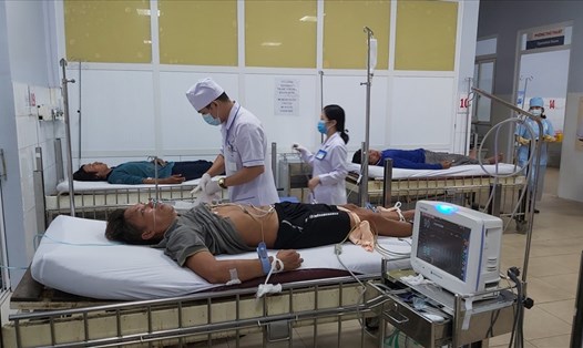 Nạn nhân bị ngộ độc khí hầm cá đang điều trị tại Trung tâm y tế huyện Phú Quốc (Kiên Giang). Ảnh: PV