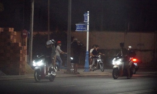 Nhóm quái xế tụ tập bốc đầu xe, đua xe gây náo loạn đường phố Tây Ninh. Ảnh: Tây Giang