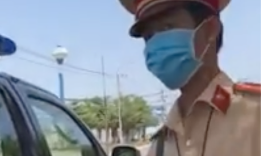 Nhân viên cảnh sát giao thông xuất hiện trong đoạn clip. Ảnh cắt từ clip.