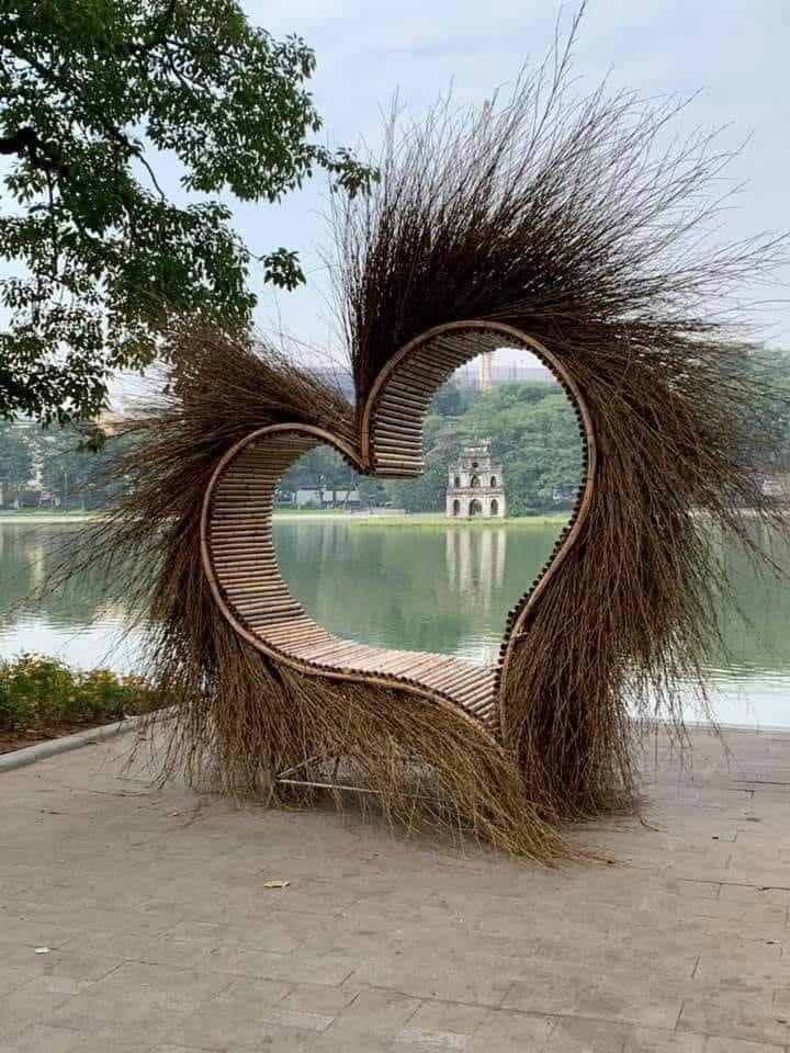 Bức ảnh của Hồ Gươm và lông lá trên trái tim sẽ khiến bạn phải ngỡ ngàng. Đây là một tác phẩm nghệ thuật tuyệt đẹp, với màu sắc tương phản hoàn hảo giữa xanh của hồ nước và vàng của lá cây. Chắc chắn rằng, bạn sẽ không thể rời mắt khỏi bức tranh này.