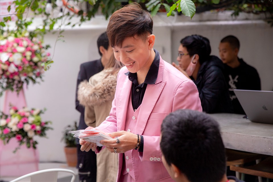 Á quân The Voice - Hoàng Dũng hào hứng chia sẻ với mọi người về album đầu tay có tên "25". Ảnh: NVCC.