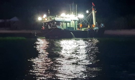 Kịp thời ứng cứu tàu gặp nạn trên vùng biển Cù Lao Chàm. Ảnh: Hồng Anh