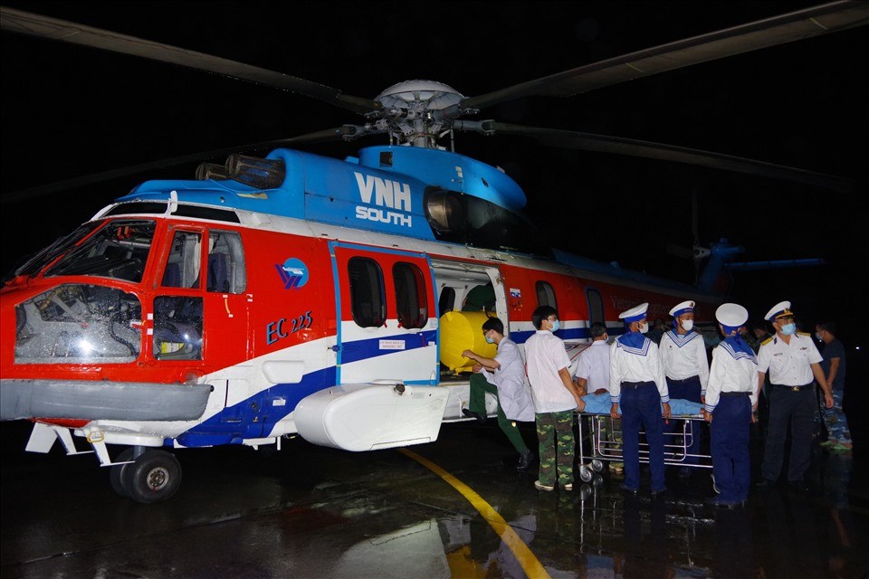 Máy bay chuyển bệnh nhân về đất liền - Ảnh: Bệnh viện cung cấp