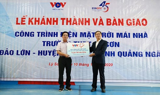 Đài TNVN đã trao 100 triệu đồng hỗ trợ xây dựng nhà tình nghĩa tặng gia đình hoàn cảnh khó khăn ở huyện đảo Lý Sơn. Ảnh: V.T