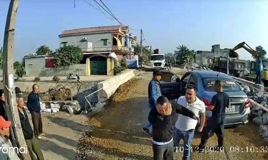 Hình ảnh nhóm côn đồ đe dọa hành hung nhân viên xe khách ở Thái Bình. Ảnh NVCC