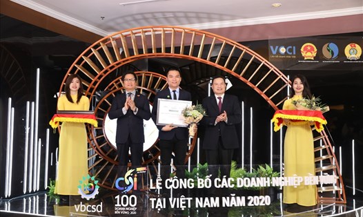 Ông Nguyễn Thành Đạt - Giám Đốc Truyền Thông Cty Herbalife Việt Nam đại diện Công ty nhận Giải thưởng.
